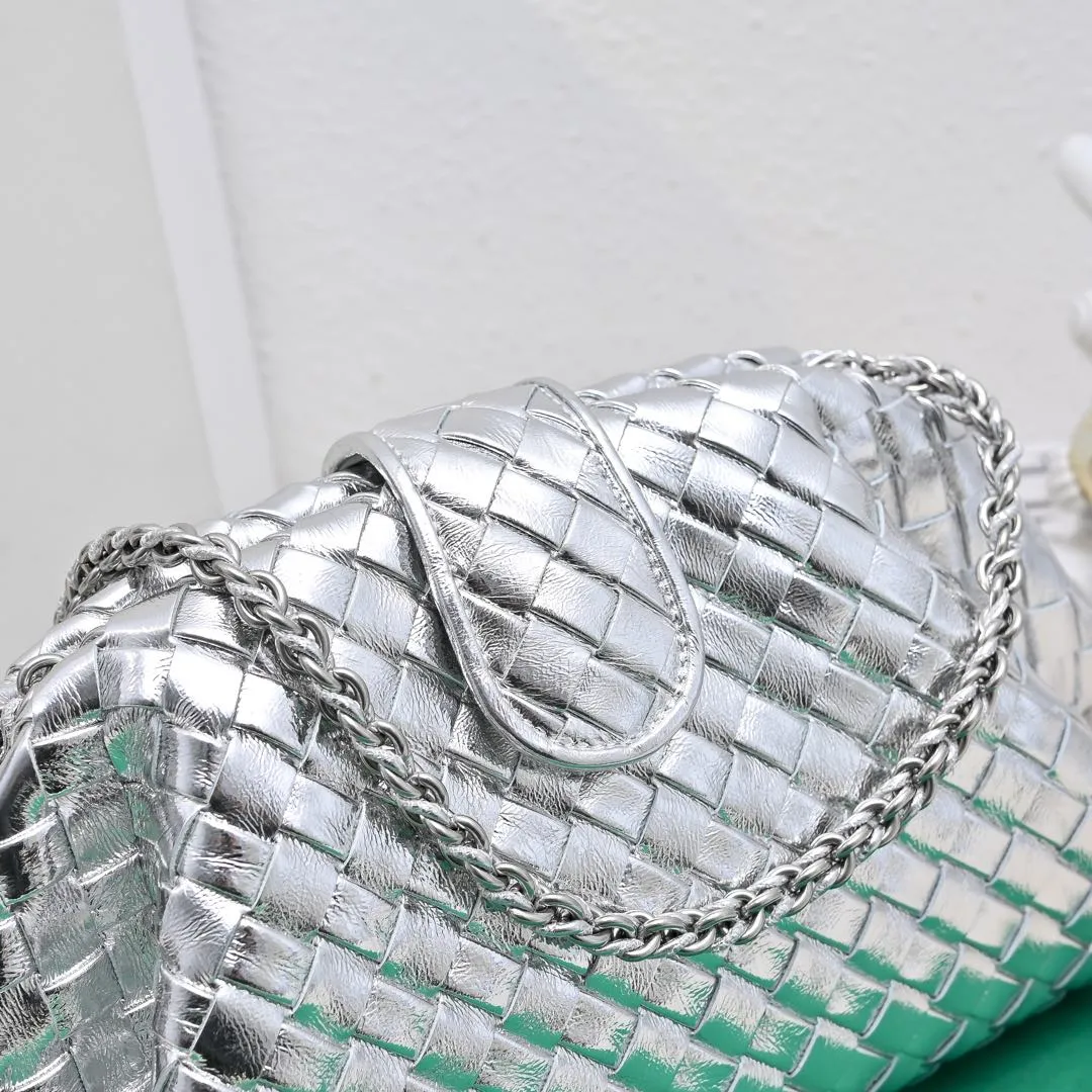 Batch 2260 Bitters Venetia 2024 summer series brings Lauren 1980 handbags back to the public eye. The design of the bag is inspired by ancient Roman architecture. It uses the brand's iconic Intrecciato lambskin woven bag body with a hard frame. No logo can be seen on the whole bag. It is equipped with a leather woven metal chain. When using it as a clutch, just put the chain directly in the bag ~ showing an elegant and timeless style. Decades later, when Lauren Hutton once again walked on the Bottega Venetia spring and summer show with this bag, the charm of the year still remains intact despite the passage of time. Size: 31.5*16.5*11 Style No.: 5807